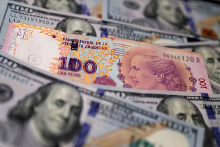 Argentinos correm para a segurança do dólar diante de incertezas com eleição