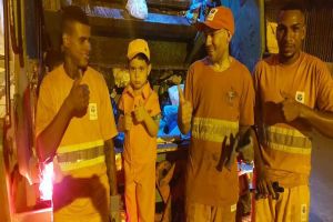 Menino de 3 anos coloca uniforme e tira foto com os garis de São Carlos