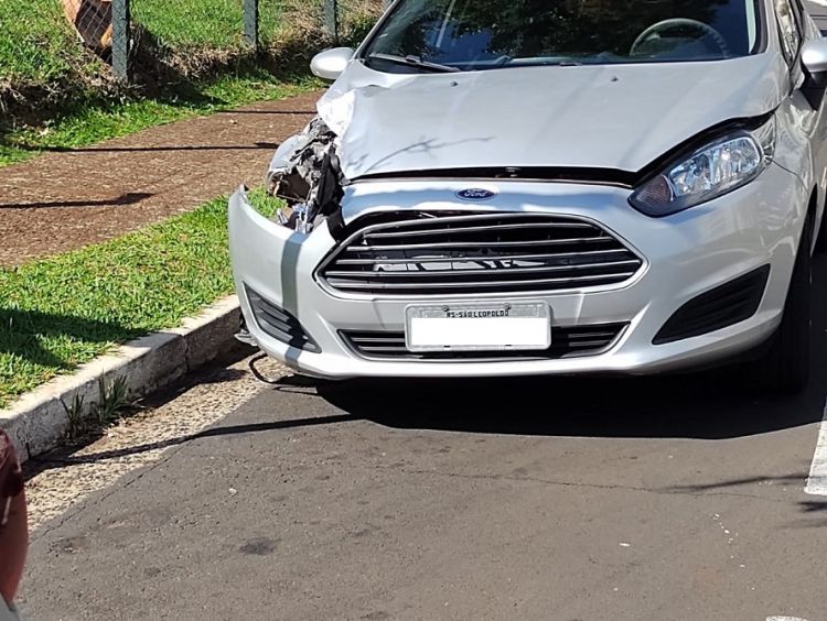 Carro bate na traseira de ônibus próximo ao shopping