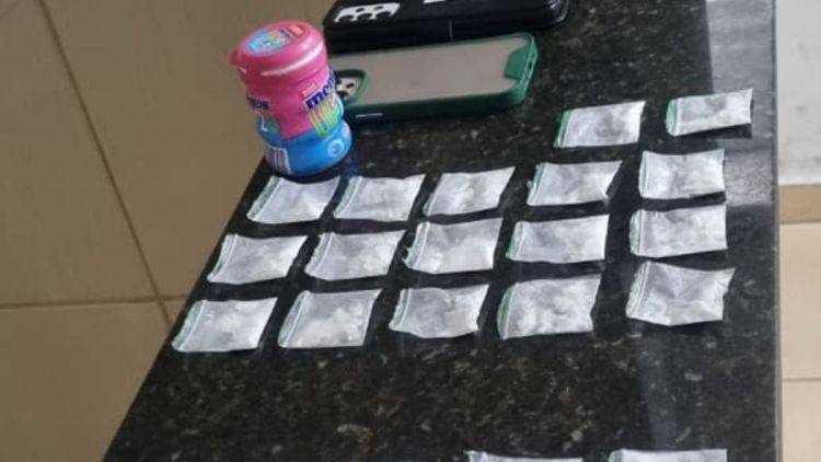 Suspeita de vender drogas em via pública é detida pela Guarda Municipal na Vila Carmem