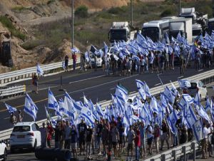 Israel: oposição convoca manifestação histórica após 1ª aprovação de reforma judicial