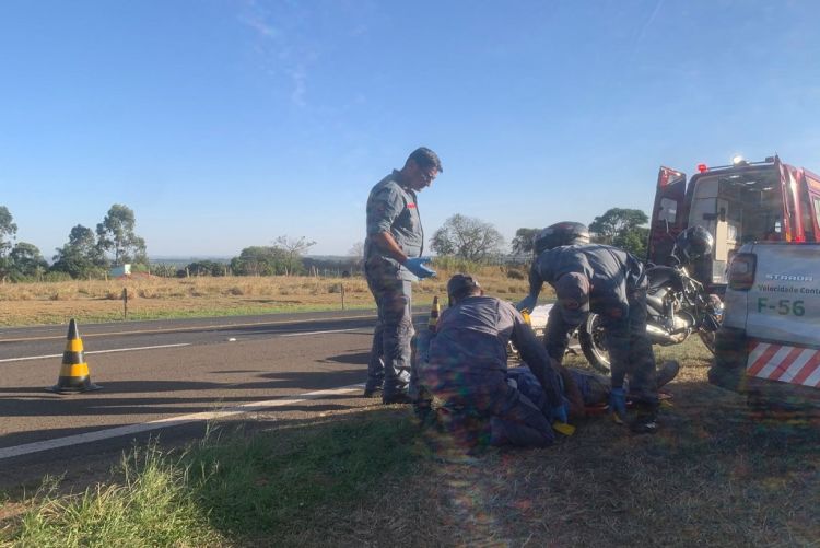 Motociclista fica ferido após colidir na traseira de carro em São Carlos