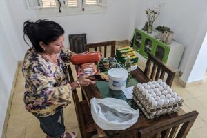 Remessas em dinheiro ou comida? O dilema dos emigrantes diante de uma Cuba em crise