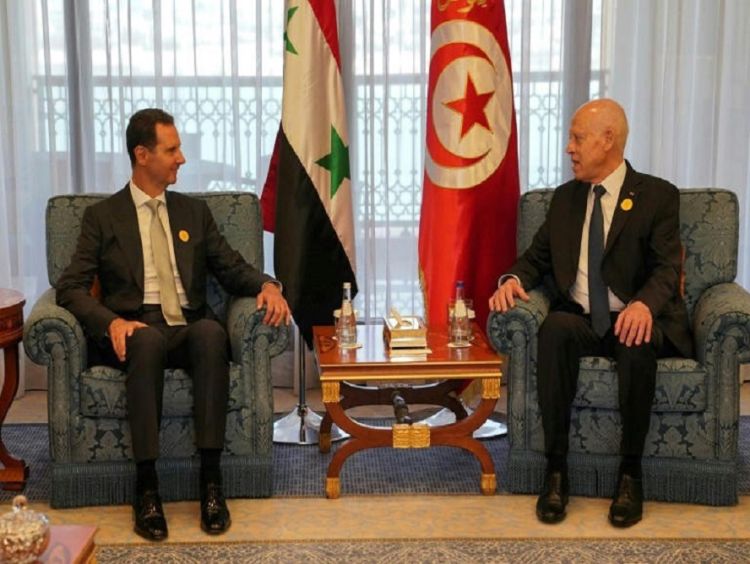 O presidente da Síria, Bashar al Assad (esq.), se reúne com seu homólogo da Tunísia, Kais Saied,