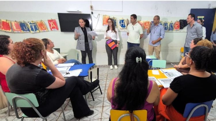 Emeb Janete Lia une formação e plantio de árvores em ação de educação ambiental