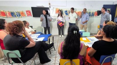 Emeb Janete Lia une formação e plantio de árvores em ação de educação ambiental