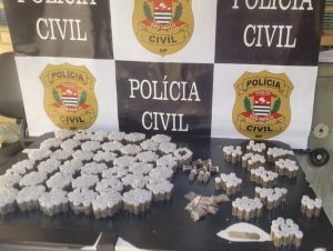 Polícia Civil prende dupla e apreende cerca de 4 mil porções de drogas em Leme