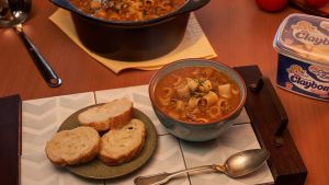 Receita de Sopa Cremosa de Batata com Carne Desfiada e Macarrão para os dias frios