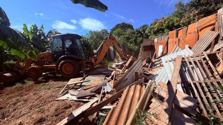 Prefeitura retira barracos no entorno do Parque do Pardinho após determinação do Ministério Público