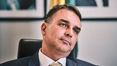 Flávio Bolsonaro critica Dino por investigar 'farra com dinheiro público'