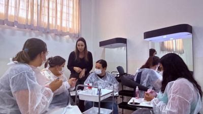 Fundo Social capacita mulheres com curso gratuito de esmaltação em gel em São Carlos