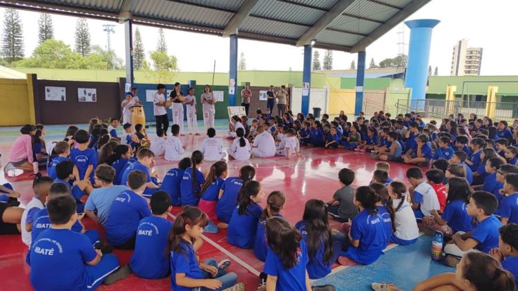 Capoeira do Centro Cultural promove interação com crianças da Escola Neusa Milori em ação pelo mês da Consciência Negra