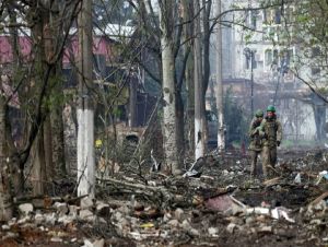 Apesar do desgaste, Exército ucraniano resiste ao avanço russo na devastada Bakhmut