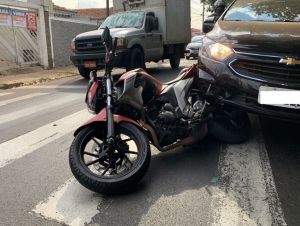 Jovem fica ferida e motocicleta vai parar debaixo de veículo em acidente na avenida Henrique Gregori