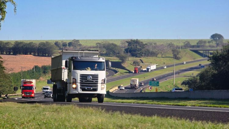 Feriado deve levar 980 mil veículos às rodovias da Eixo SP