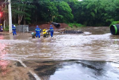 Chuva provoca transbordamento de córrego e transtornos na cidade