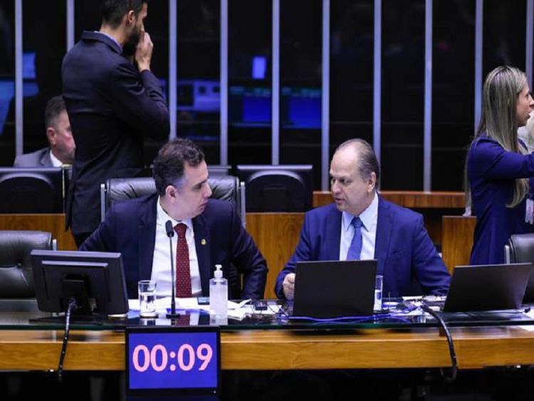Políticos pagaram R$ 13 milhões por pesquisas que criticam