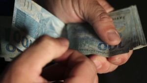 63% dos brasileiros apontam parcelamento como uma forma de quitar dívidas, mostra Serasa