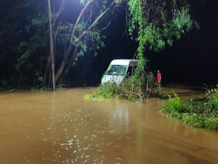 Ocupantes de ambulância são resgatados durante alagamento