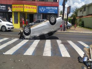 Carro capota na Villa Nery após motorista perder o controle