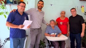 Secretaria de saúde entrega cadeiras de rodas a moradores da região sul de São Carlos