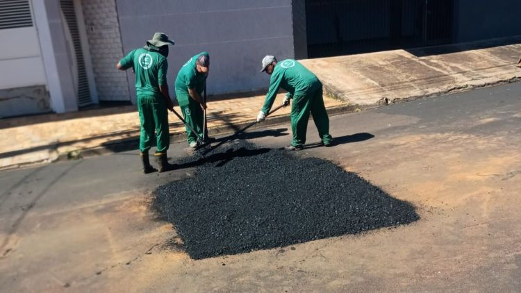 Operação tapa-buracos avança em diversos bairros de Ibaté