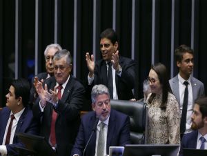 Câmara aprova urgência para projeto do arcabouço fiscal