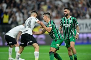 Corinthians empata nos acréscimos contra o ameaçado América-MG e amplia jejum com Mano