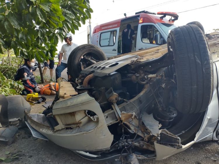 Capotamento deixa motorista ferido na Av. Otto Werner Rosel